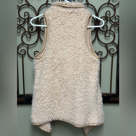 TCEC cream faux vest - Picture 2 of 4